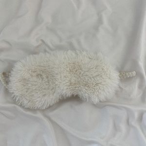 white fluffy keeping mask